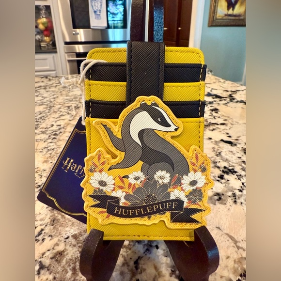 NWT Loungefly Harry Potter Hufflepuff House Floral Tattoo Cardholder - Picture 2 of 5